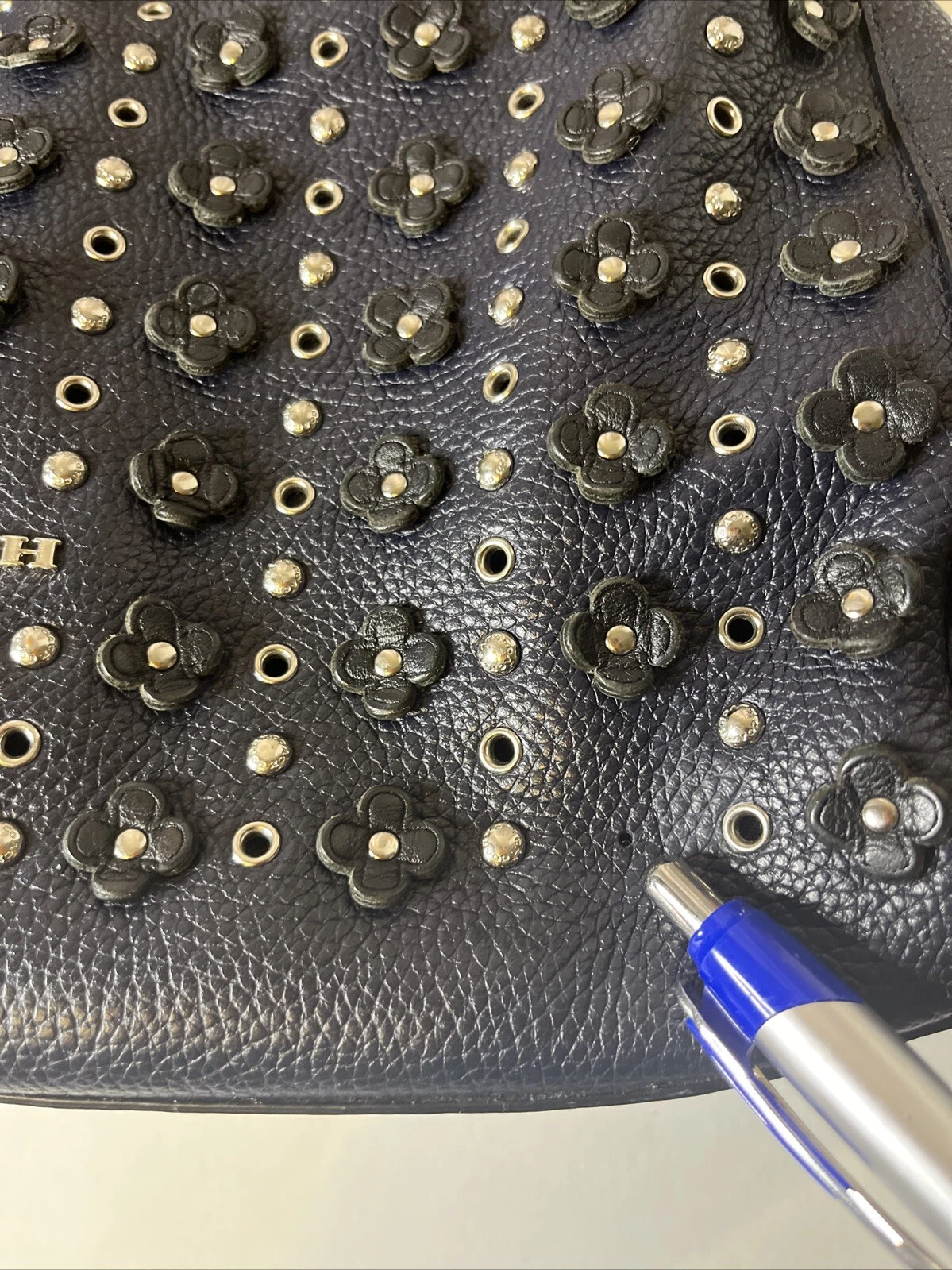 Borsa a tracolla Coach Edie 31 in pelle marina con rivetti floreali 38077