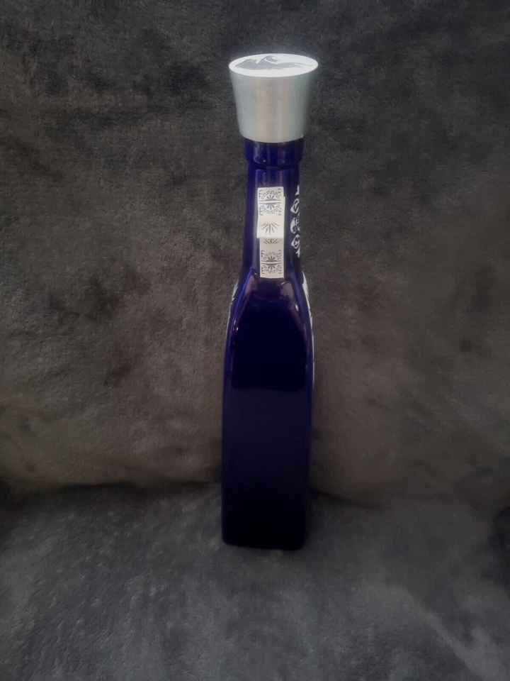 Quemador de incienso botella de tequila vacía Casa Maestri sin desorden cenicero Foto 3 de 4