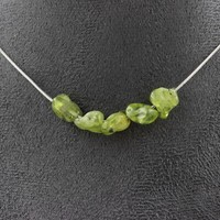 Mineralien Und Edelsteine. Halskette Mit 5 Perlen Peridot Aus Myanmar (Birma)