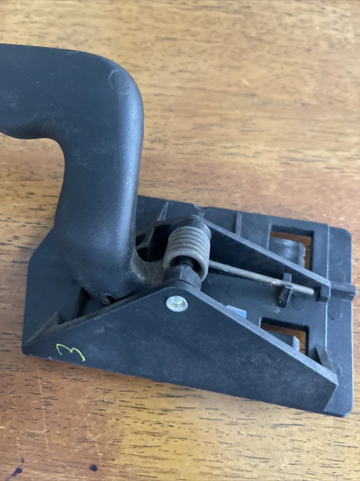 2003 - 2007 CHEVROLET SILVERADO 1500 2500 3500 DOOR HANDLE INNER FRONT RIGHT OEM - Image 3 of 4