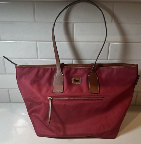 Dooney & Bourke Wayfarer große Nylontasche in Weinrot - Bild 1 von 23