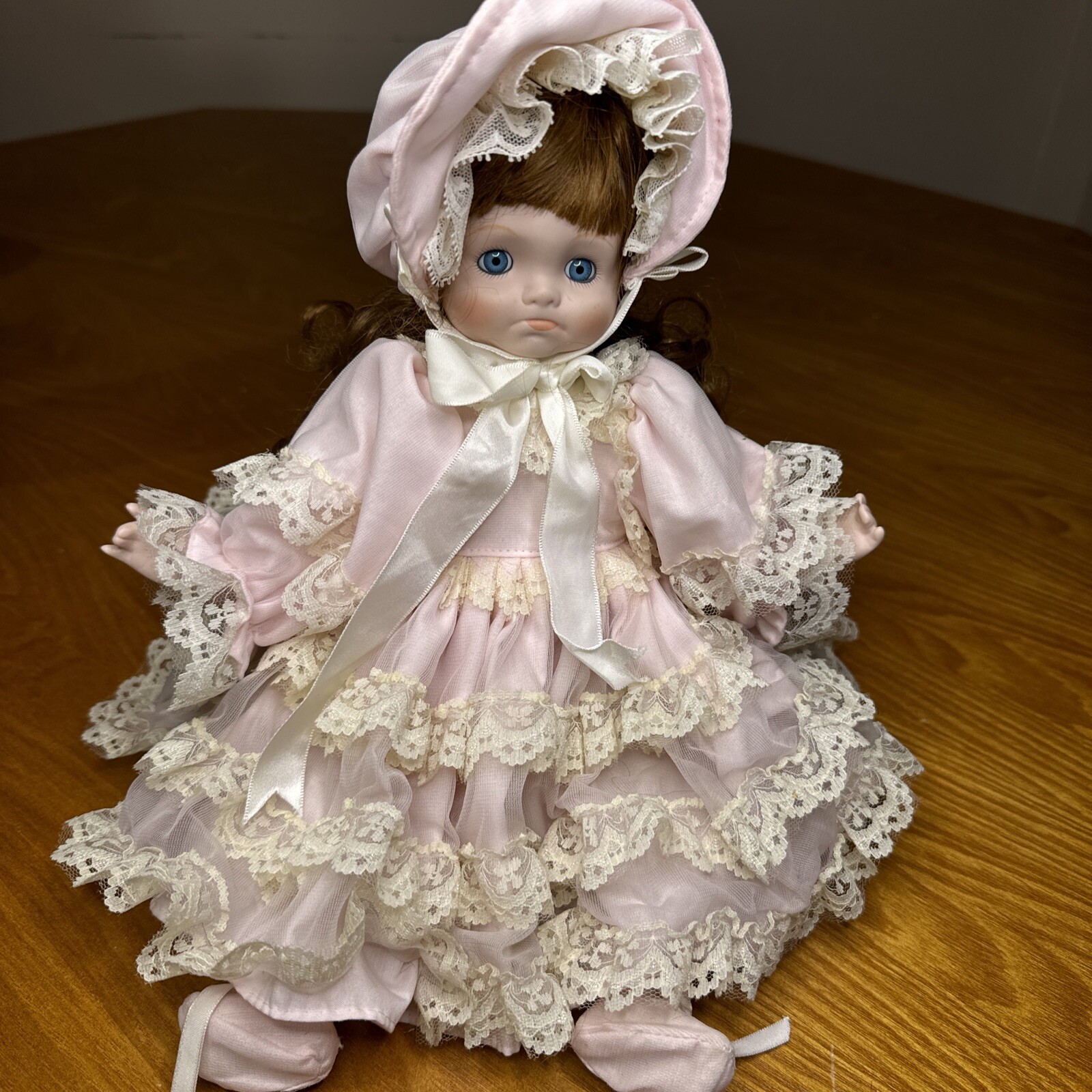 Muñeca Bradley’s de porcelana vintage Big Eye Girl 10” puchero sentado