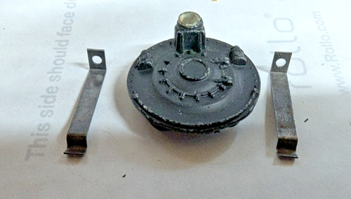 PAIR O GAUGE TIN TYPE LATER 30'S AMERICAN FLYER 565 ORIG SUPPORT CLIPS