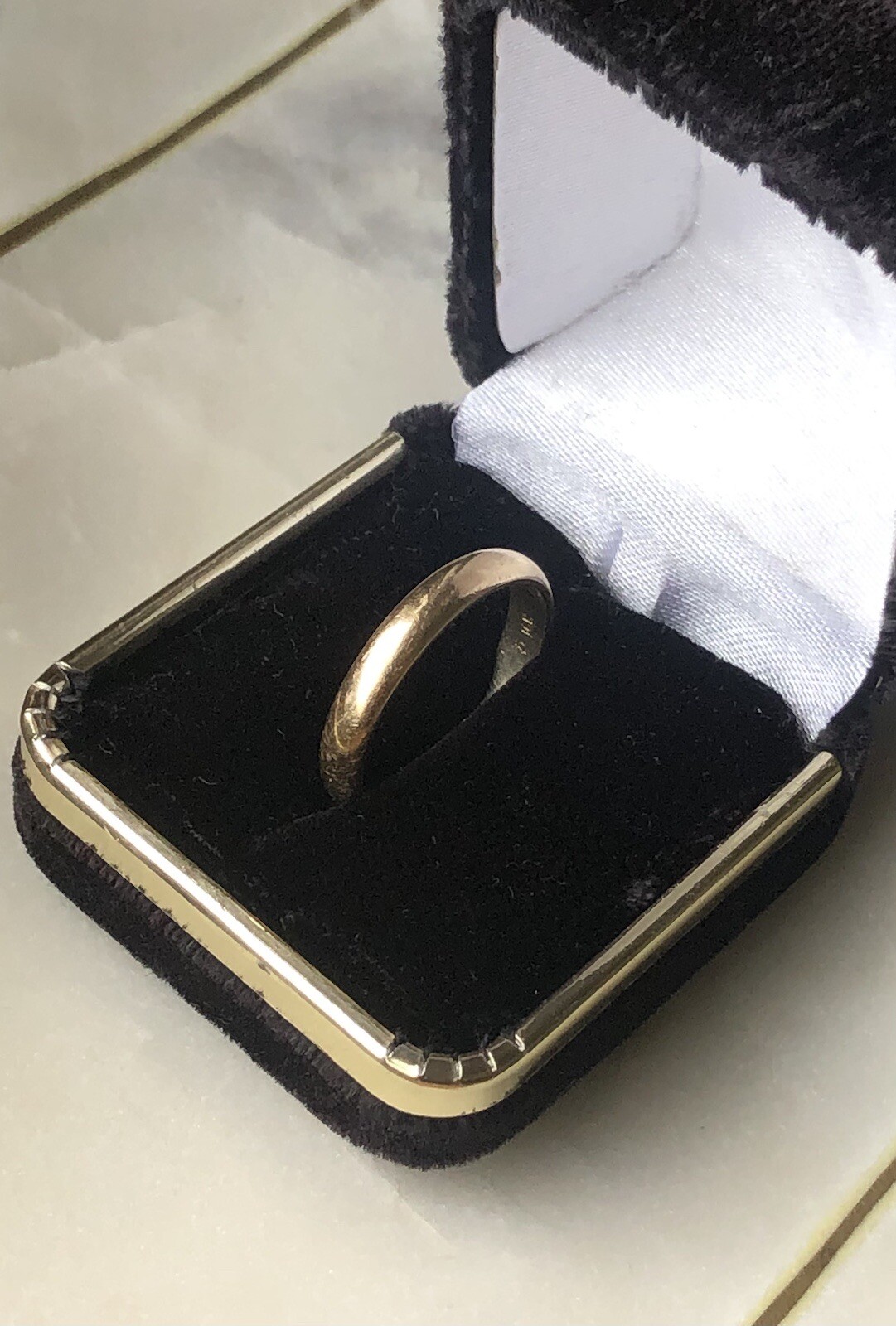 Classic 10K gold wedding ring Gem