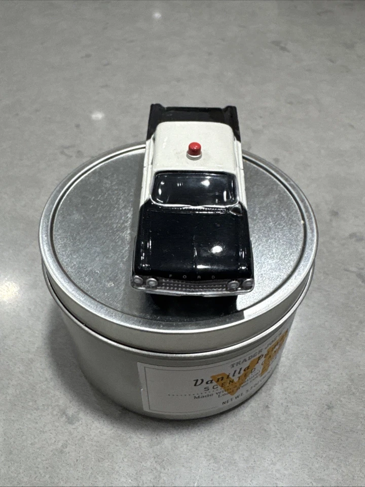 Coche de policía Johnny Lightning 1961 Ford Galaxie Sheriff The Andy Griffith Show Foto 2 de 4