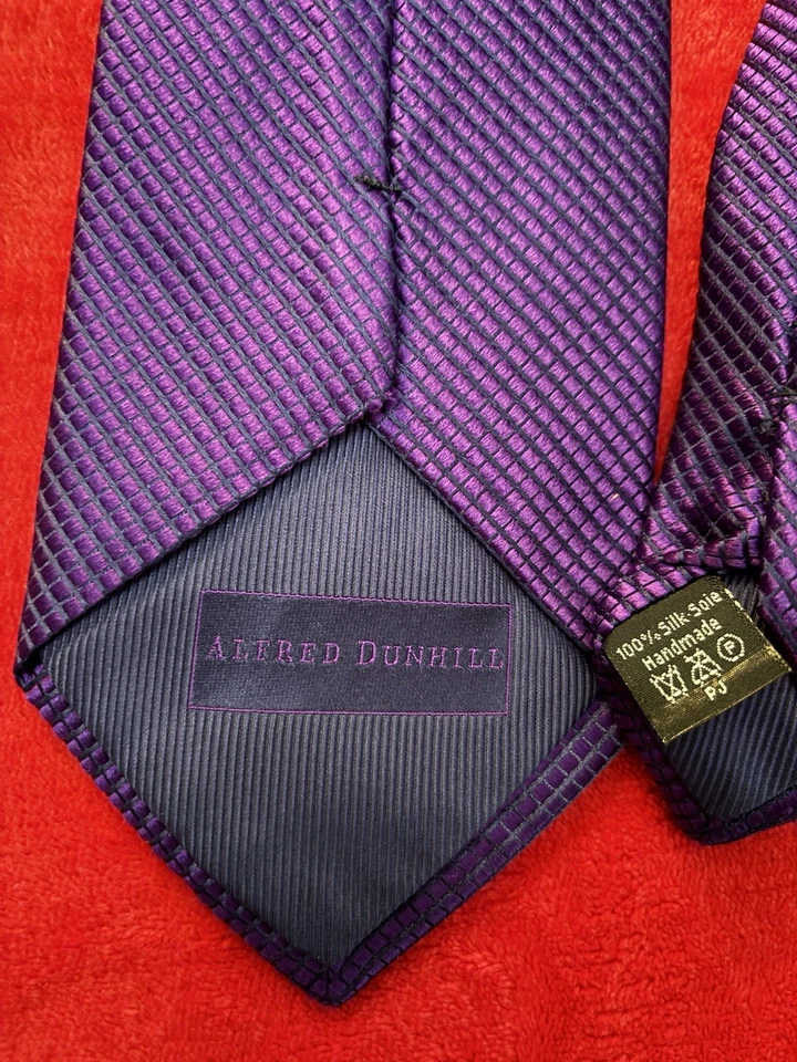 Corbata de seda tejida púrpura lisa Alfred Dunhill 3 7/8" W x 56" L hecha en Inglaterra usada en excelente estado Foto 2 de 4