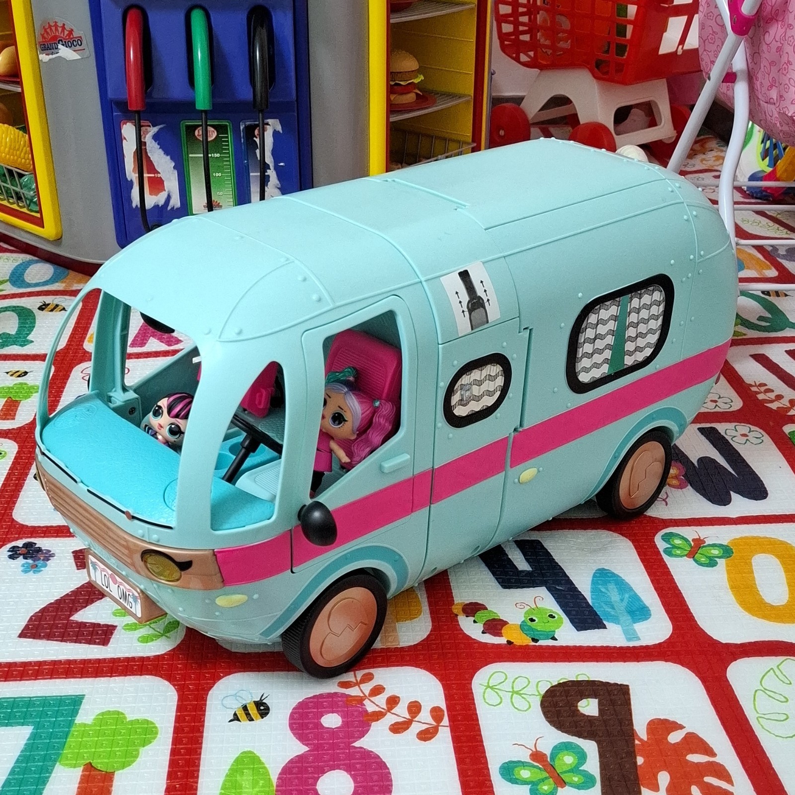 LOL Surprise Camper Furgone Playset Bambole apribile con accessori turchese rosa