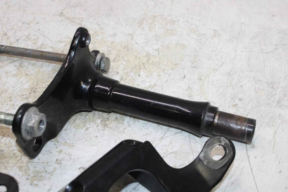 Harley-Davidson Sportster 883 2002 personalizado XL883C FABRICANTE DE EQUIPOS ORIGINALES CONJUNTO DE PARES DE MONTAJE DE SOPORTE MIXTO Foto 4 de 4