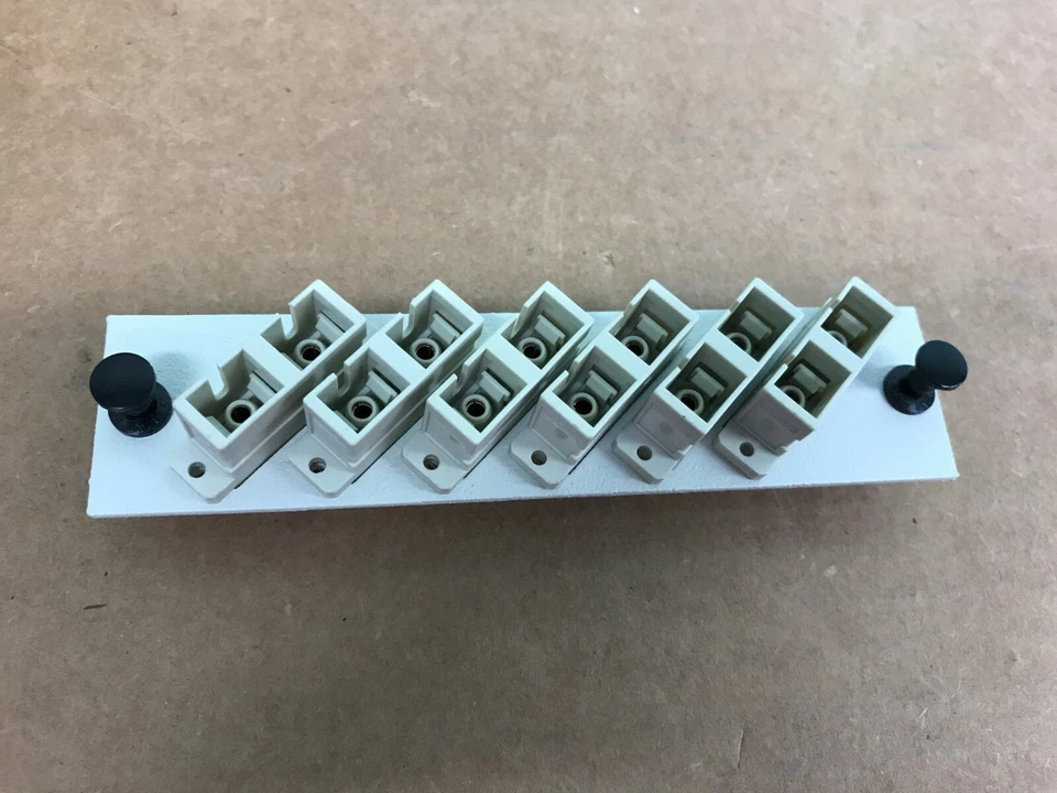 Montaje en panel de conexión en rack de placa de fibra óptica 3M 12 puertos SC-2A  Foto 2 de 4