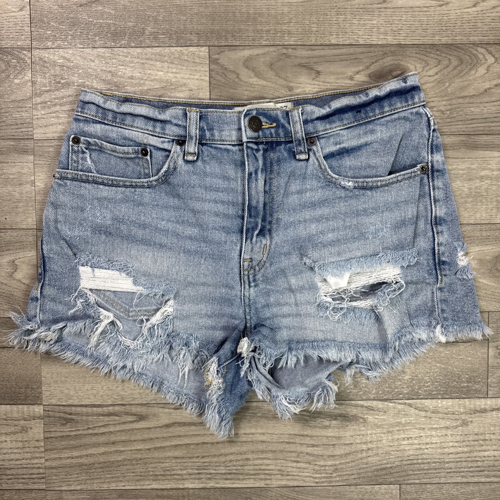 Abercrombie & Fitch Mid Rise Boyfriend Short Ripped Light Wash sz 27/4
