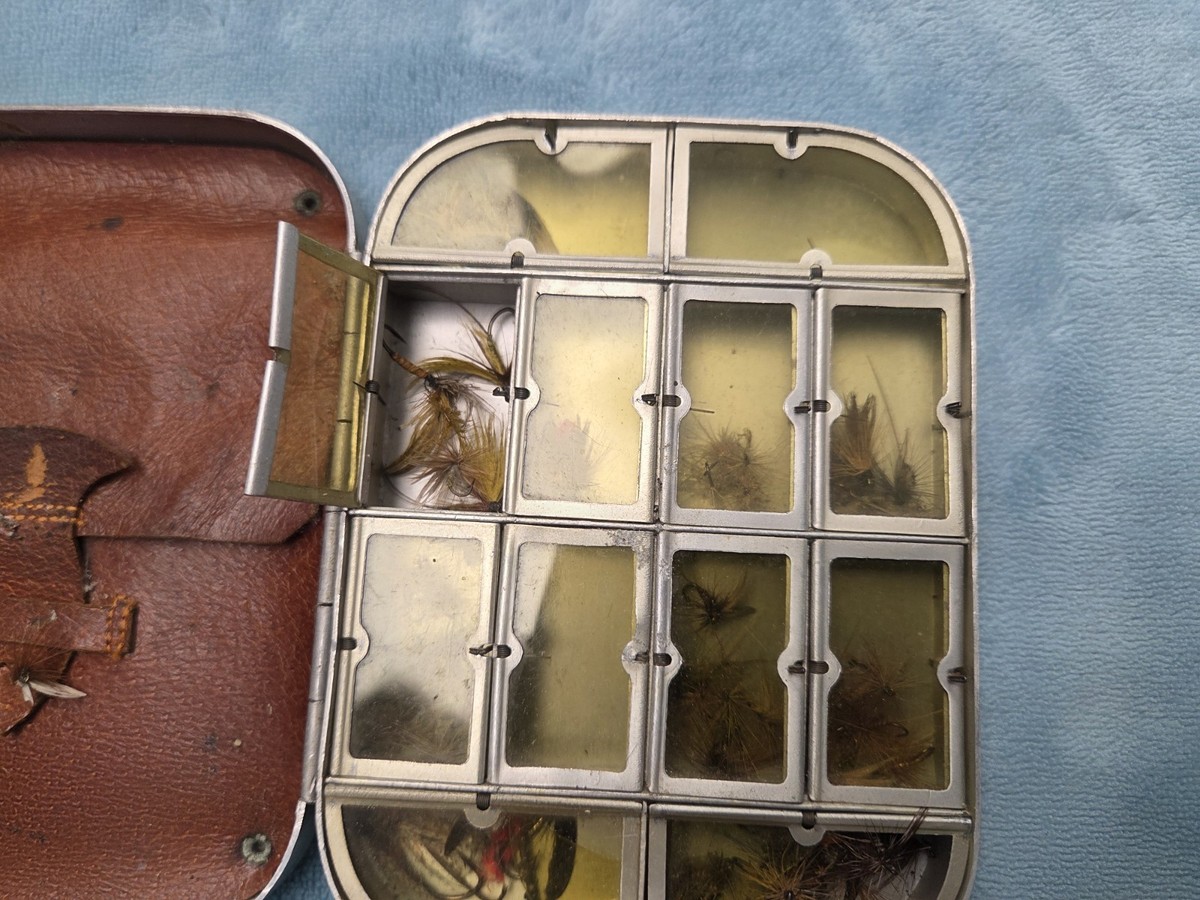 Richard Wheatley Vintage 16 Compartment Fly Box With Cast Pouch