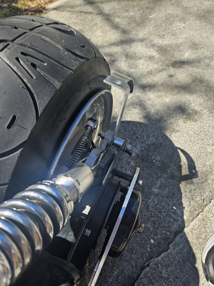 Soporte de reubicación de matrícula curvo para MOTO GUZZI V7 2008-presente Foto 3 de 4