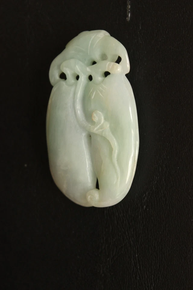 Colgante de jadeíta de finales del siglo XIX en forma de dos vainas de guisantes con un murciélago en la parte superior Foto 3 de 4