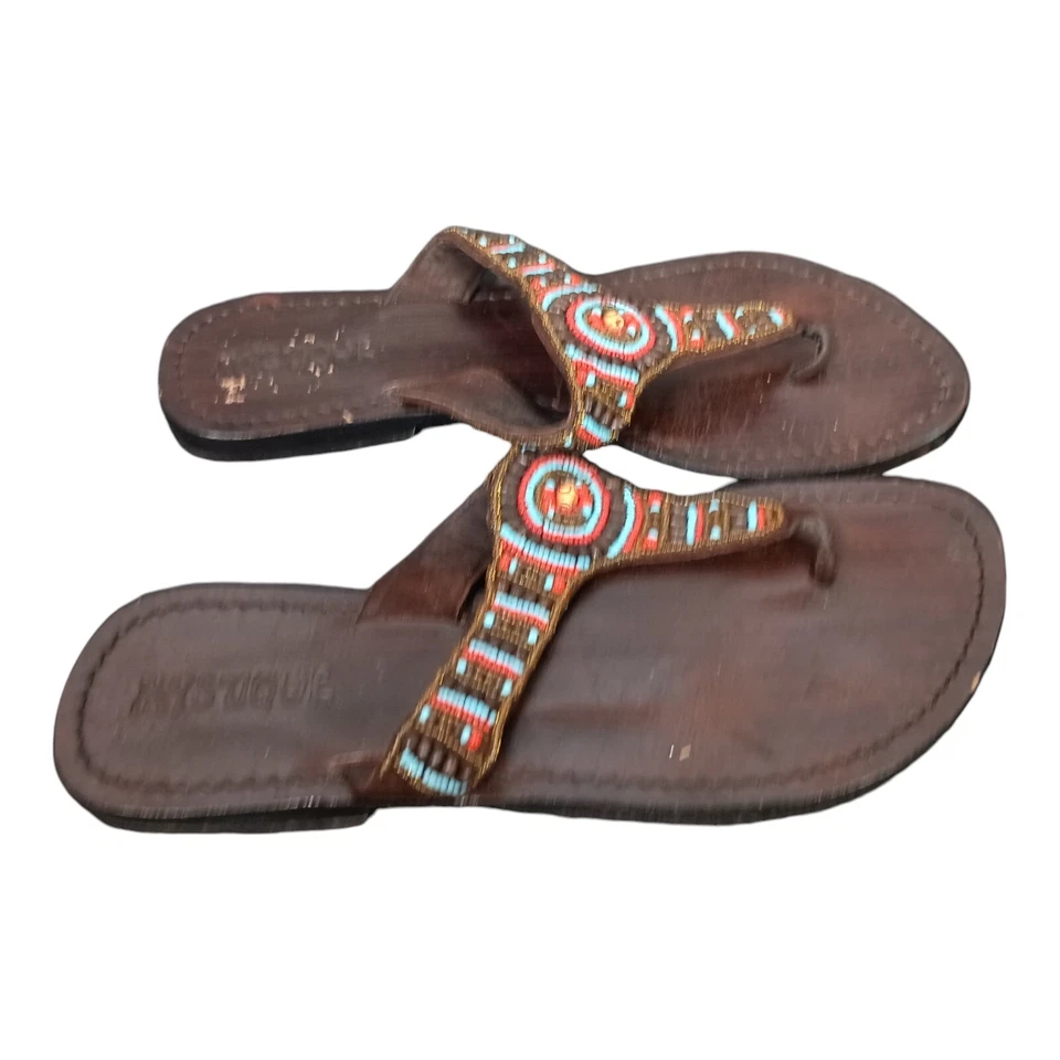 Sandalias Mystique 9 para mujer de cuero marrón tanga planas cómodas sin cordones informales con cuentas Foto 2 de 4