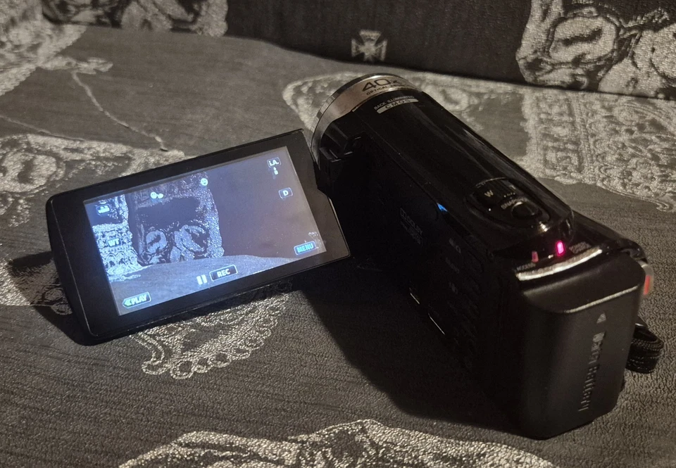 JVC Everio GZ-E207BEK Handheld High Definition HDD Camcorder + 32GB SD Card Bag - Image 4 of 4