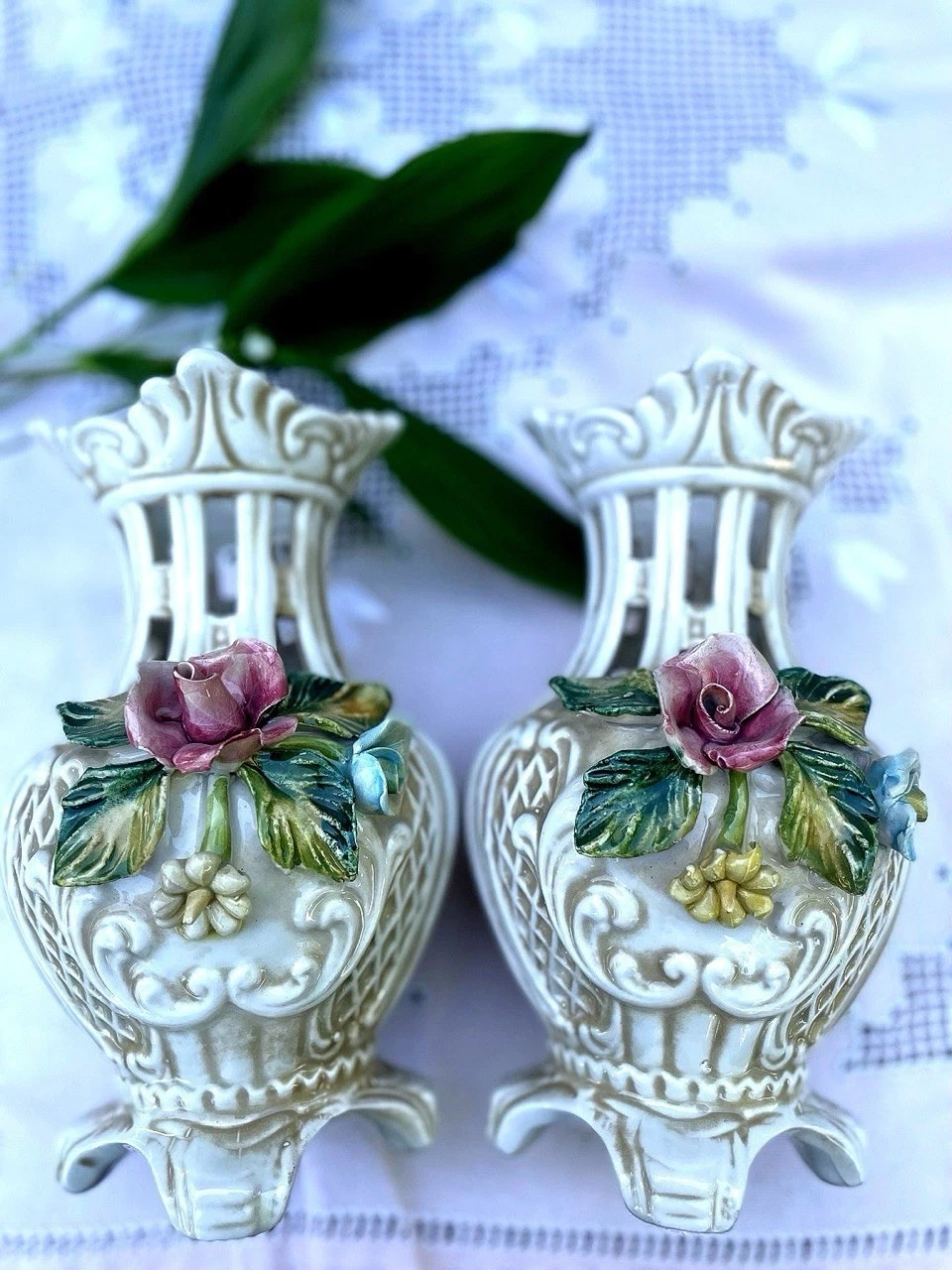 ANTIQUE CAPODIMONTE PEDESTAL VASE WITH LATEX WORK 3 D FLOWERS C. 1900s Signed