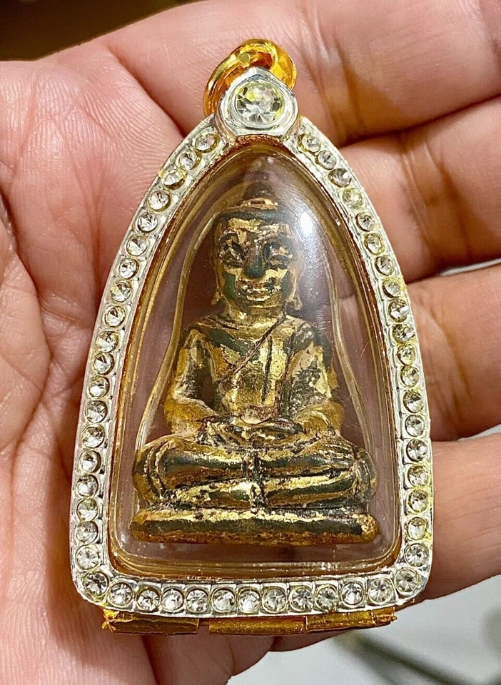 AMULETO TAILANDÊS BUDDHA PHRA kaew JUIJEA Pedra PINGENTE CHARME TALISMÃ CAIXA DOURADA A104 - Imagem 2 de 4