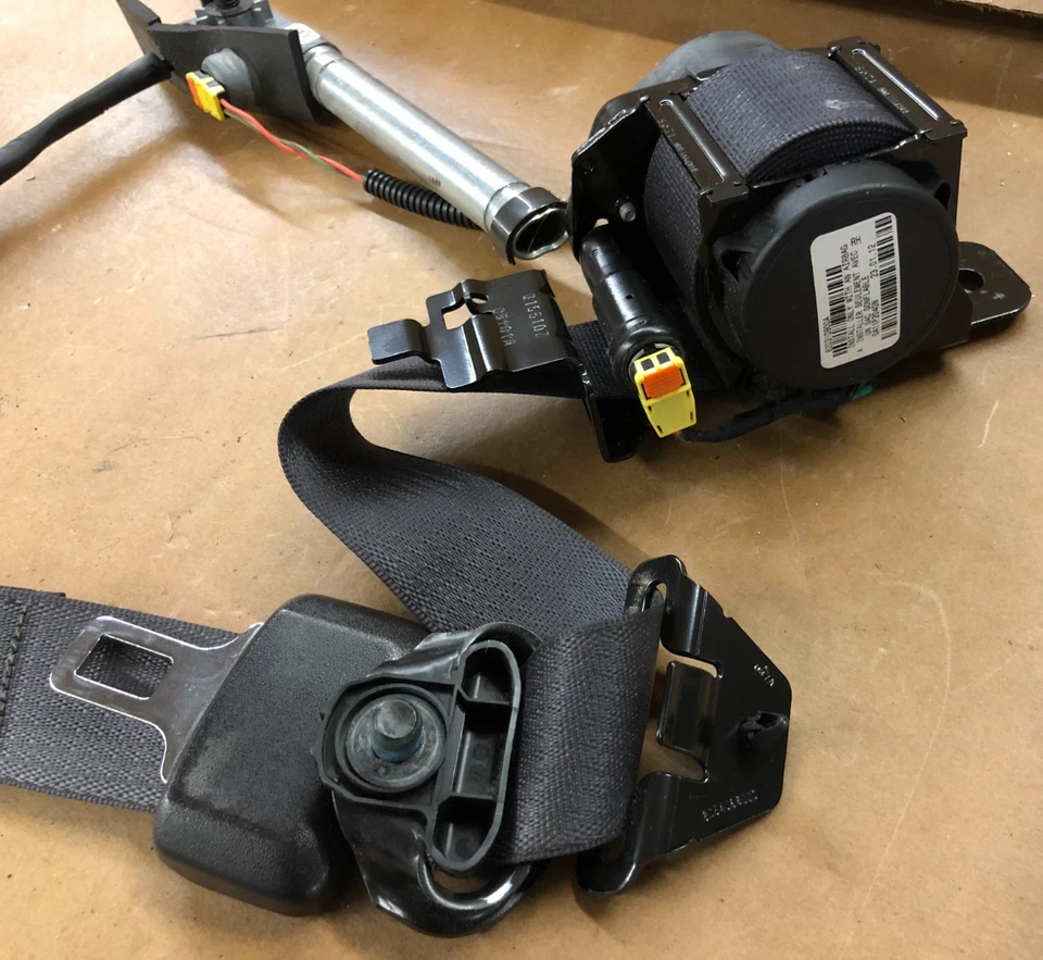 2012 chevy traverse seat belt retractor ( passenger front ) 2012-2017 gmc acadia - Image 3 of 4