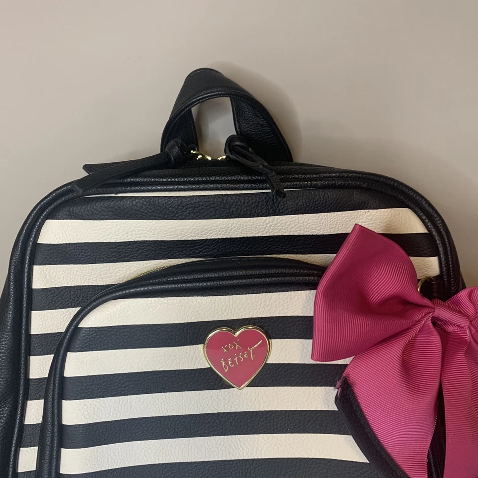 Mochila Betsey Johnson Negro Blanco Rayas Rosa Lazo Deletrear Cuero Sintético Foto 2 de 4