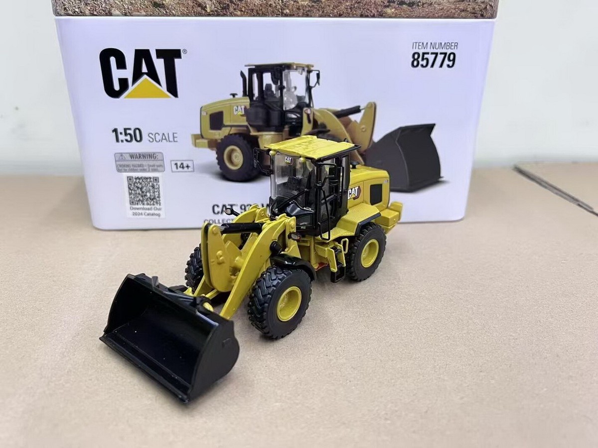 Diecast Masters 1/50 Scale CAT 930 Wheel Loader Diecast Model Toy