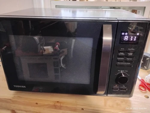 Toshiba 1 Cu Ft, 1000W Countertop Microwave Oven - Black Stainless Steel