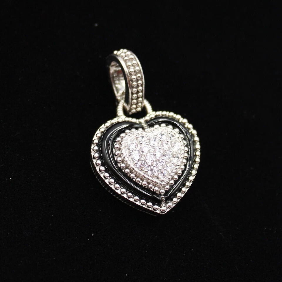 Colgante de corazón de plata de ley Judith Ripka con circonita cúbica y esmalte negro Foto 2 de 4
