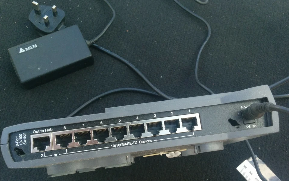 Intel 8-port 10/100mbps network switch  - Image 3 of 4