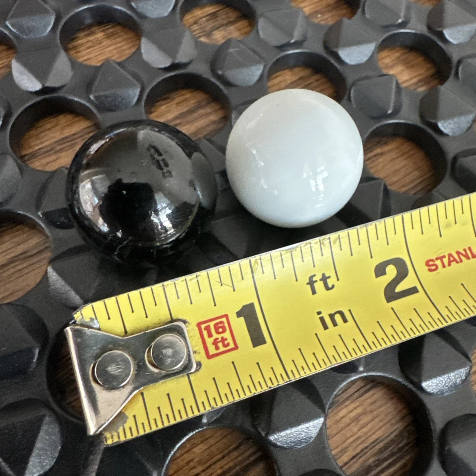 2 bolas de gude de substituição (1 preta, 1 branca) para jogo de tabuleiro Abalone 2001 - Imagem 2 de 2