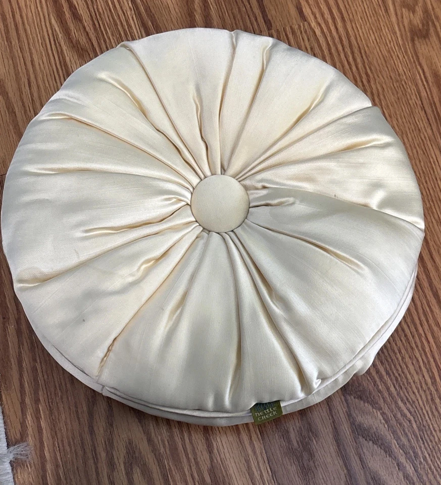 Almohada decorativa MCM Nettle Creek crema satinada redonda acolchada, rara década de 1970 Foto 2 de 4