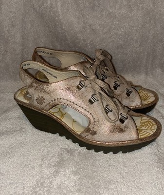 Fly London Ylfa Luna Taupe Metallic Leather Lace Up Wedge Sandal Gum Sole Sz 9.5