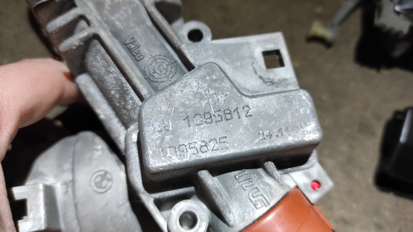 BMW E36 318ti 323ti STEERING LOCK IGNITION SWITCH TUMBLER KEY 1095825