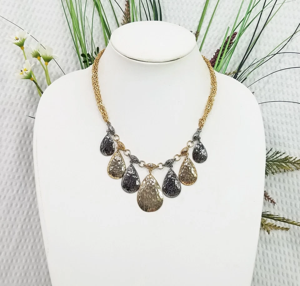 Collar Gargantilla Multi Hilo Babero Lágrima Babero Tono Dorado y Gunmetal Firmado ALFANI Foto 2 de 4