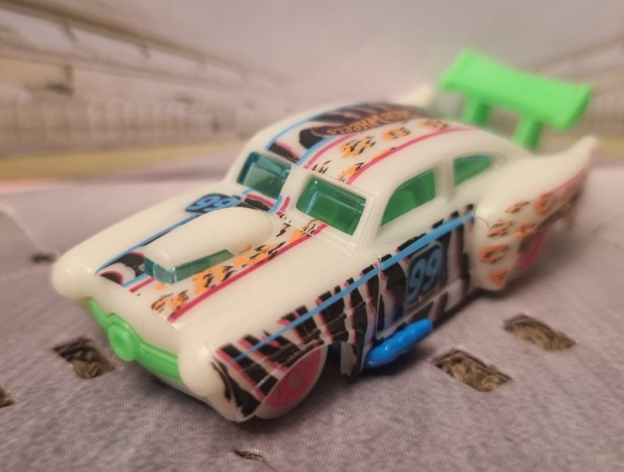 HOT WHEELS 1/64 JADED Glow in the Dark no packaging