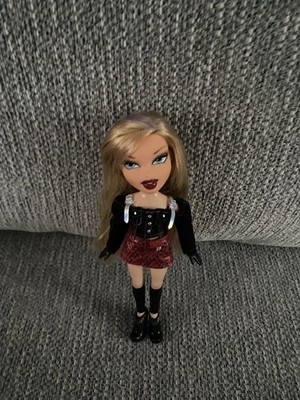 Bratz Cloe Puppe Y2K rot schwarz Outfit Stiefel MGA Modepuppe