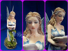 FAIRY ELFEN FEES HADAS FATA BLU IN GINOCCHIO CON FIORE CALLA NO LES ALPES