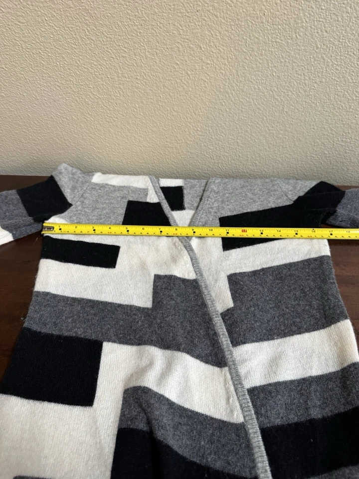 Suéter cárdigan grande Only Mine para mujer de cachemir y lana-negro, gris y negro P Foto 3 de 4