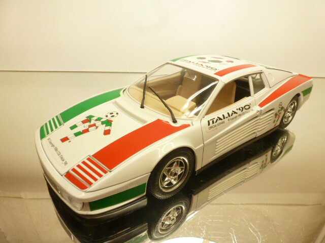 Burago 3019 IT - Ferrari Testarossa 1984 - Blanc - Échelle 1:18 - Italia 90 - Occasion