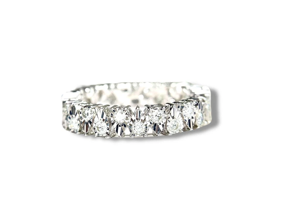 Anillo de banda de eternidad conjunto ilusión diamante redondo natural de oro blanco de 14k Foto 3 de 4