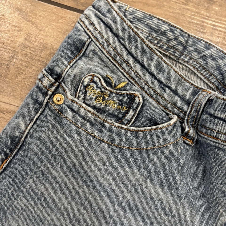 Vintage Y2K Apple Bottoms Gold Stitch Apple Pockets Jean Shorts Women’s size 3/4 - Image 2 of 4