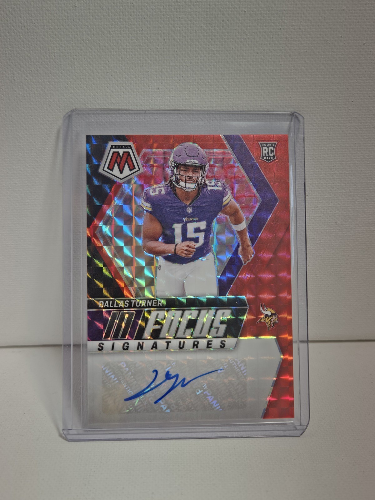 2024 Panini Mosaic - In Focus Signatures Dallas Turner #IF-DTR Red Prizm /199 RC