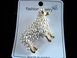 NWOT Womens sheep w/faux pearls rhinestones brooch 2”x1.5”