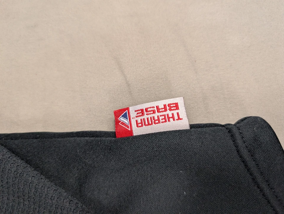 Suéter North Carolina Tacones Alquitranados Para Hombres Mediano Negro Majestuoso Base Térmica Cuello Redondo Foto 3 de 4