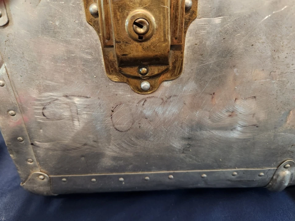 Maleta militar de aluminio USN metal antigua remachada servicio ejército forro azul  Foto 3 de 4