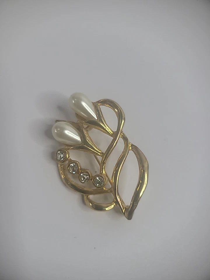Vintage Gold Tone Brooch Pin White Crystals Treardrop Faux Pearl Jewelry Costume - Image 2 of 4