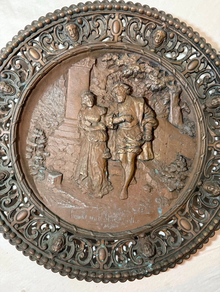 Cargador de pared grande antiguo ornamentado bronce patinado relieve metal placa Fausto Foto 2 de 4