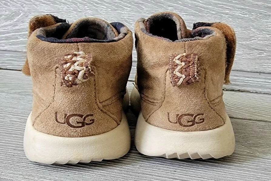 BOTAS DE VESTIR CHUKKA DE GAMUZA CASTAÑO CANOA UGG PARA NIÑOS ZAPATOS TALLA 11 usadas  Foto 4 de 4