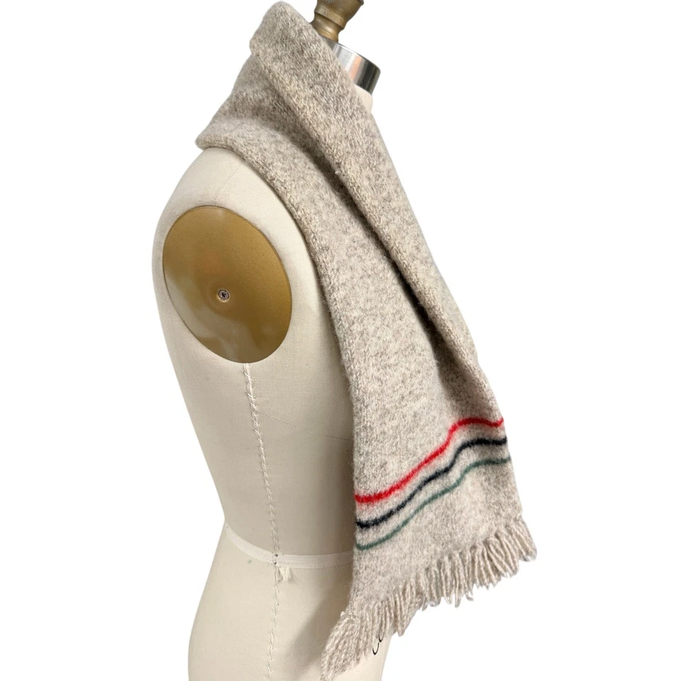 Bufanda cuello chal mezcla lana años 70 de colección con rayas y flecos — Hecha en EE. UU. Foto 3 de 4