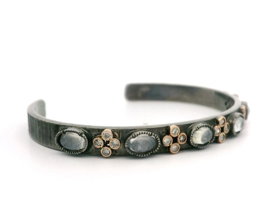 Brazalete abierto John Apel de plata y oro rosa de 14 k con piedra lunar y diamantes Foto 2 de 4