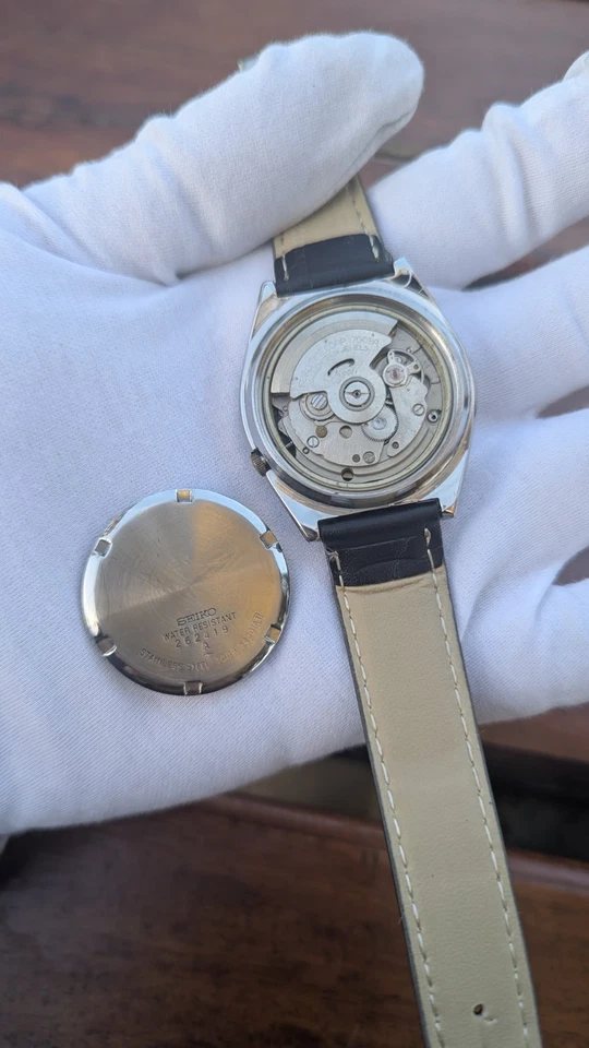 Reloj automático para hombre Seiko 5 1982 17 joyas recién reparado y caja grande de 38 mm Foto 2 de 4
