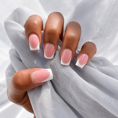 Luxus French Tip Press On Nails Nude Rosa Glänzend Quadrat Salon Qualität Wiederverwendbar